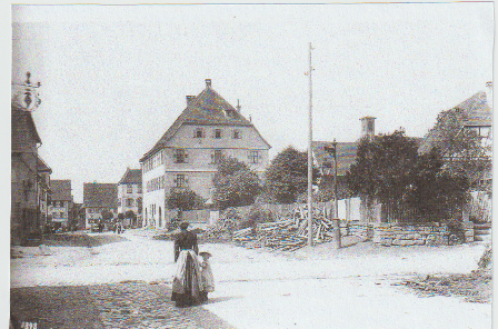 Hauptstraße 1898 mit Rathaus (rechts)